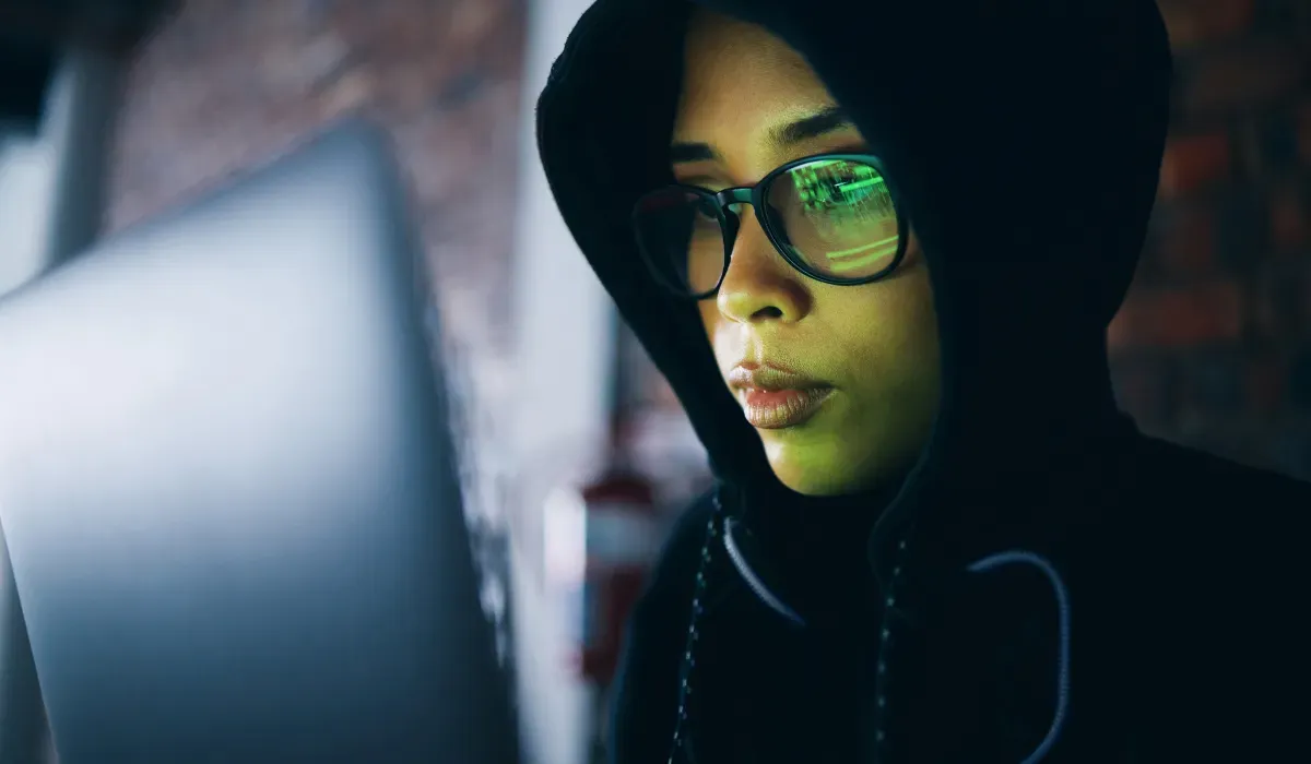 Čovjek koristi vještačku inteligenciju za cyber sigurnost