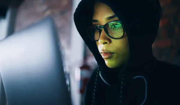 Čovjek koristi vještačku inteligenciju za cyber sigurnost